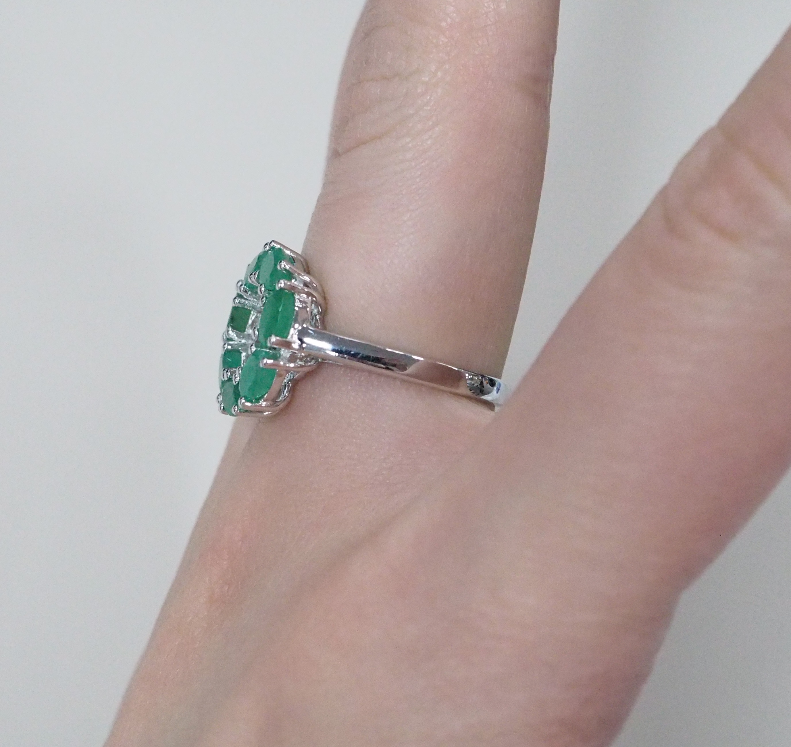 Серебряное кольцо с изумрудами